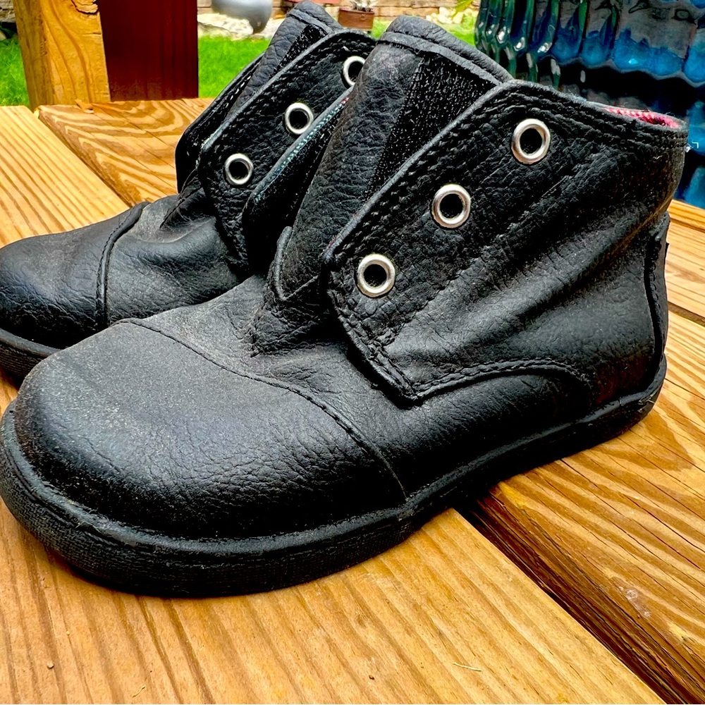 Toddler Sz 8, Toms black biker boots.